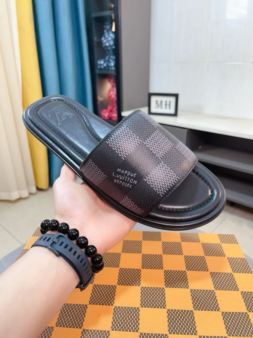 Men's shoes 💰340🌹🌹 (lv-Louis Vuitton) New men's slippers, high-end boutique, exquisite embossed logo decoration on the upper, fine workmanship, super soft soles, casual, loose and comfortable, a must-have in summer! \nsize：38-44